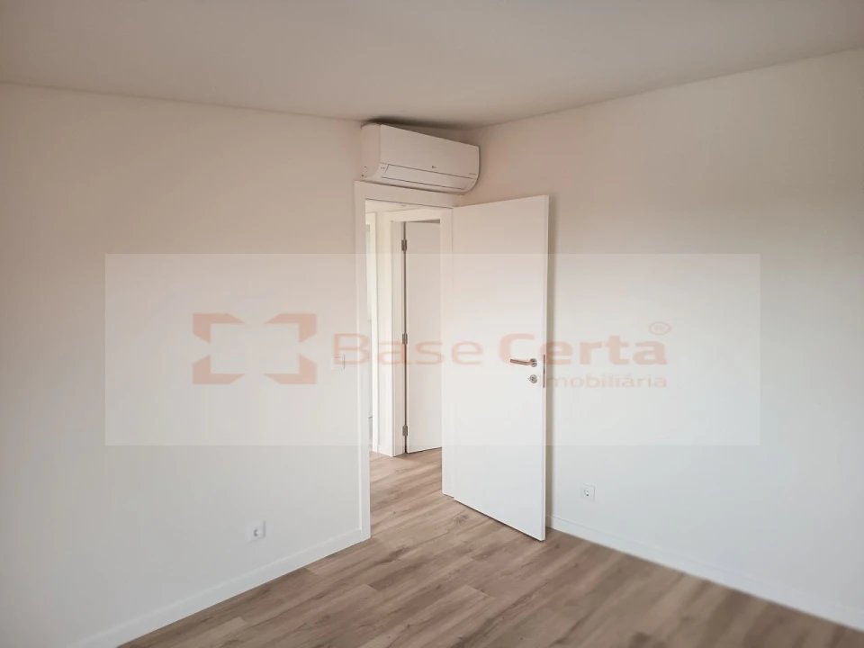 Apartamento T3 para Venda em Almada, Cova da Piedade, Pragal e Cacilhas Foto 14