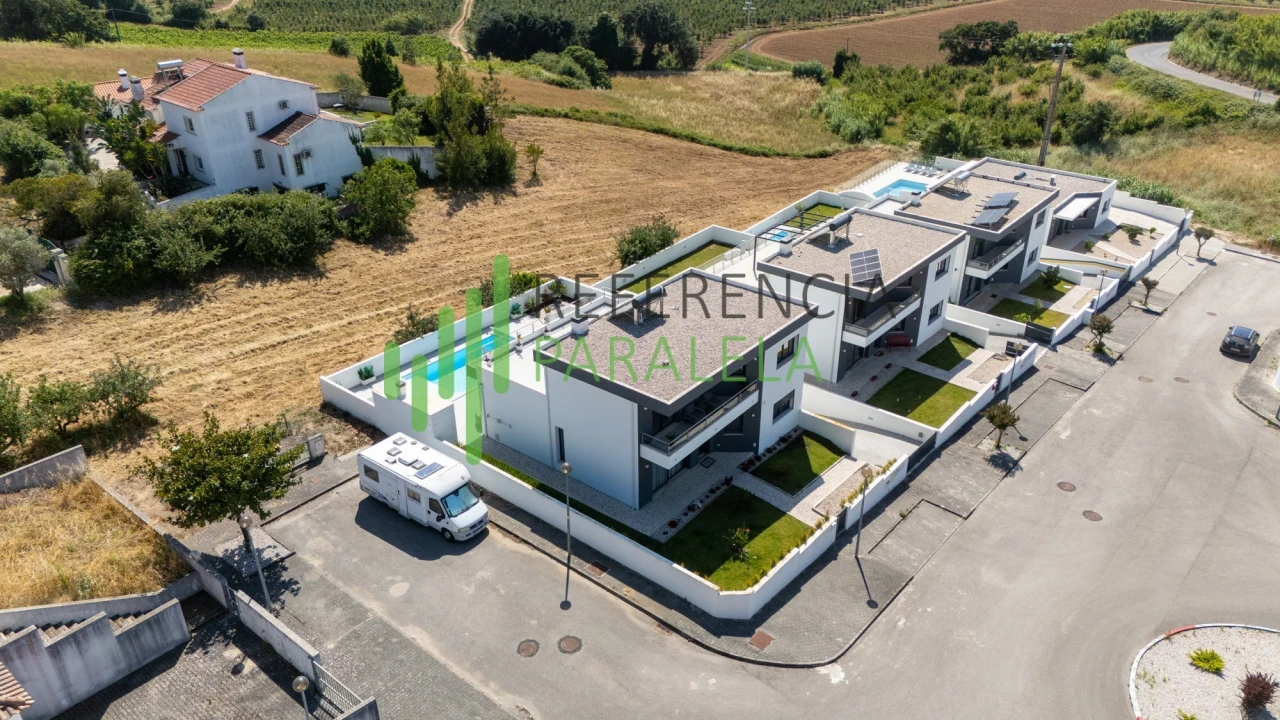 Moradia T4 para Venda em Vermelha Foto 3