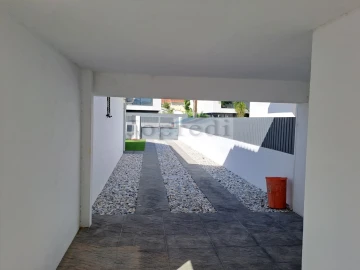Moradia T4 para Venda em Charneca de Caparica e Sobreda