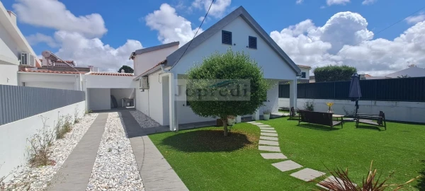 Moradia T4 para Venda em Charneca de Caparica e Sobreda