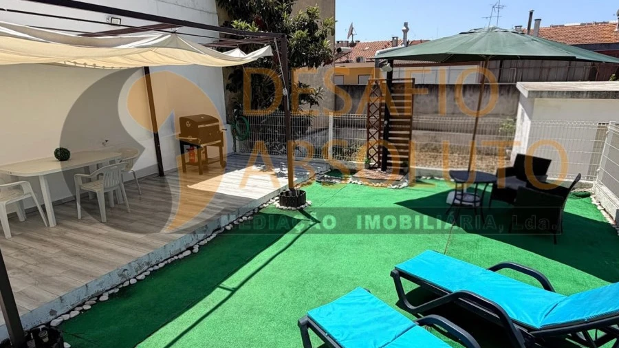 Moradia T3 para Venda em Laranjeiro e Feijó