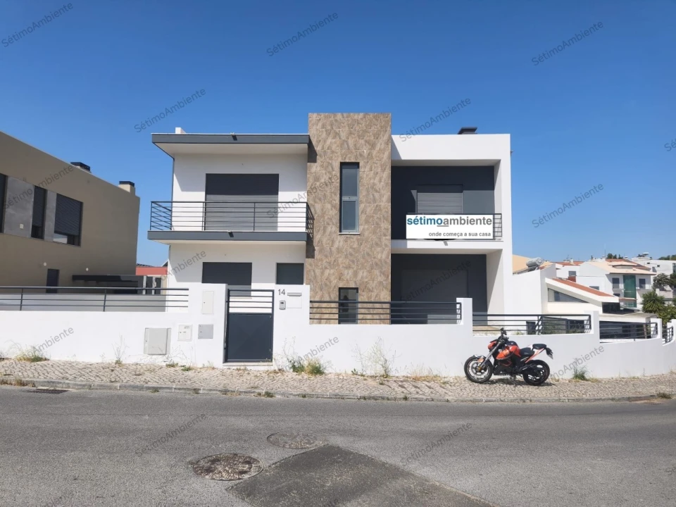 Moradia T5 para Venda em Laranjeiro e Feijó Foto 1
