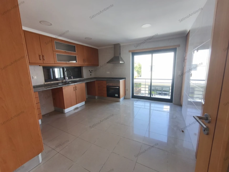 Moradia T5 para Venda em Laranjeiro e Feijó Foto 42