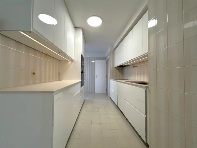 Apartamento T4 para Arrendamento em Aldoar, Foz do Douro e Nevogilde Foto 6