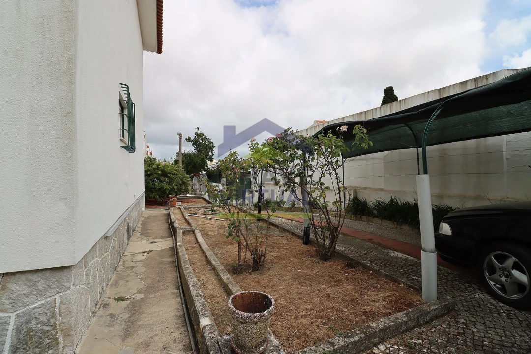 Moradia T2 para Venda em Alvalade Foto 9