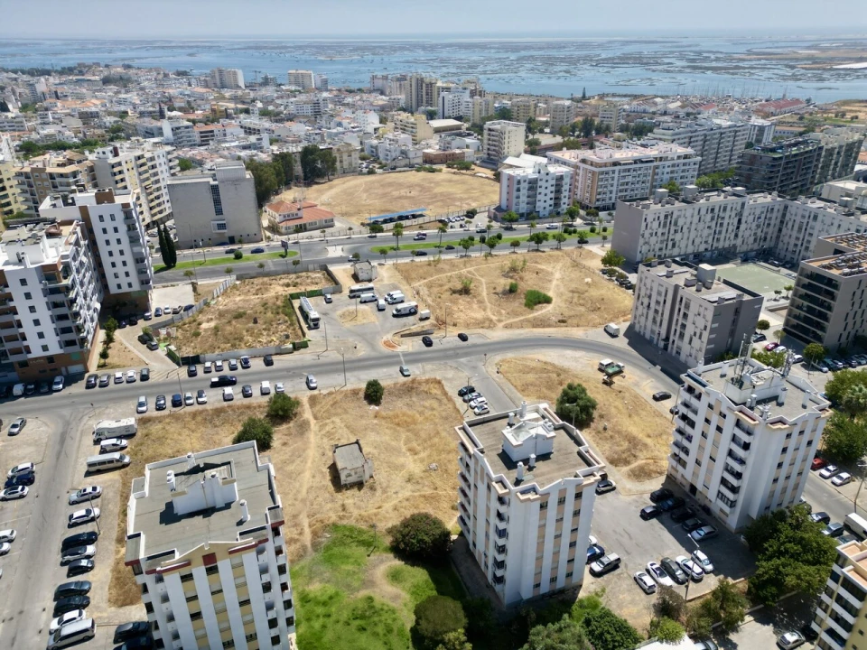 Terreno para Venda em Faro (Sé e São Pedro) Foto 1
