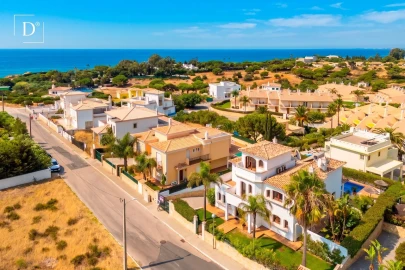 Moradia T4 para Venda em Albufeira e Olhos de Água