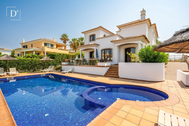 Moradia T4 para Venda em Albufeira e Olhos de Água Foto 6