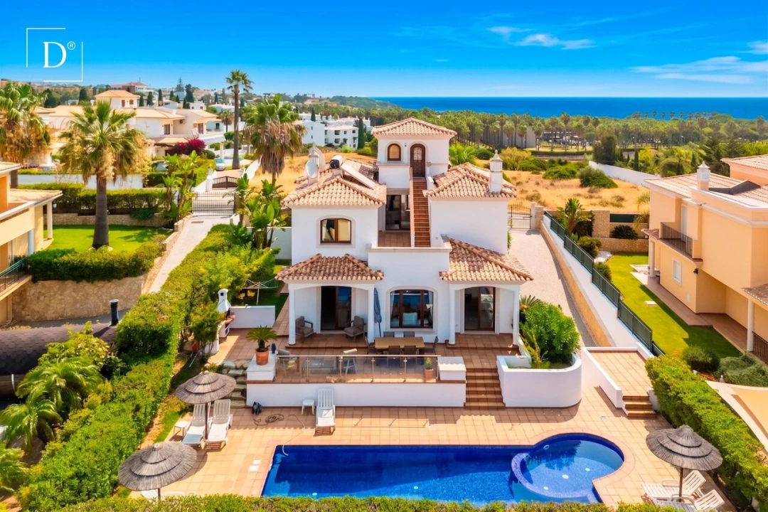 Moradia T4 para Venda em Albufeira e Olhos de Água Foto 1