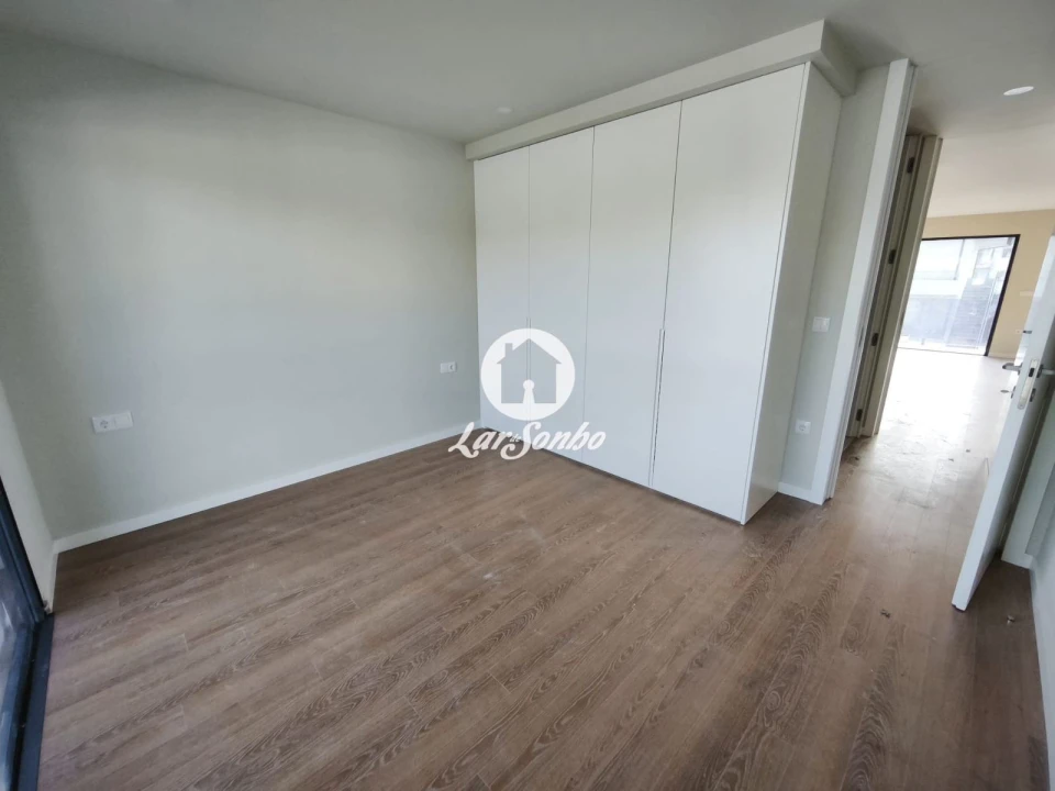 Apartamento T4 para Venda em Arcozelo Foto 3