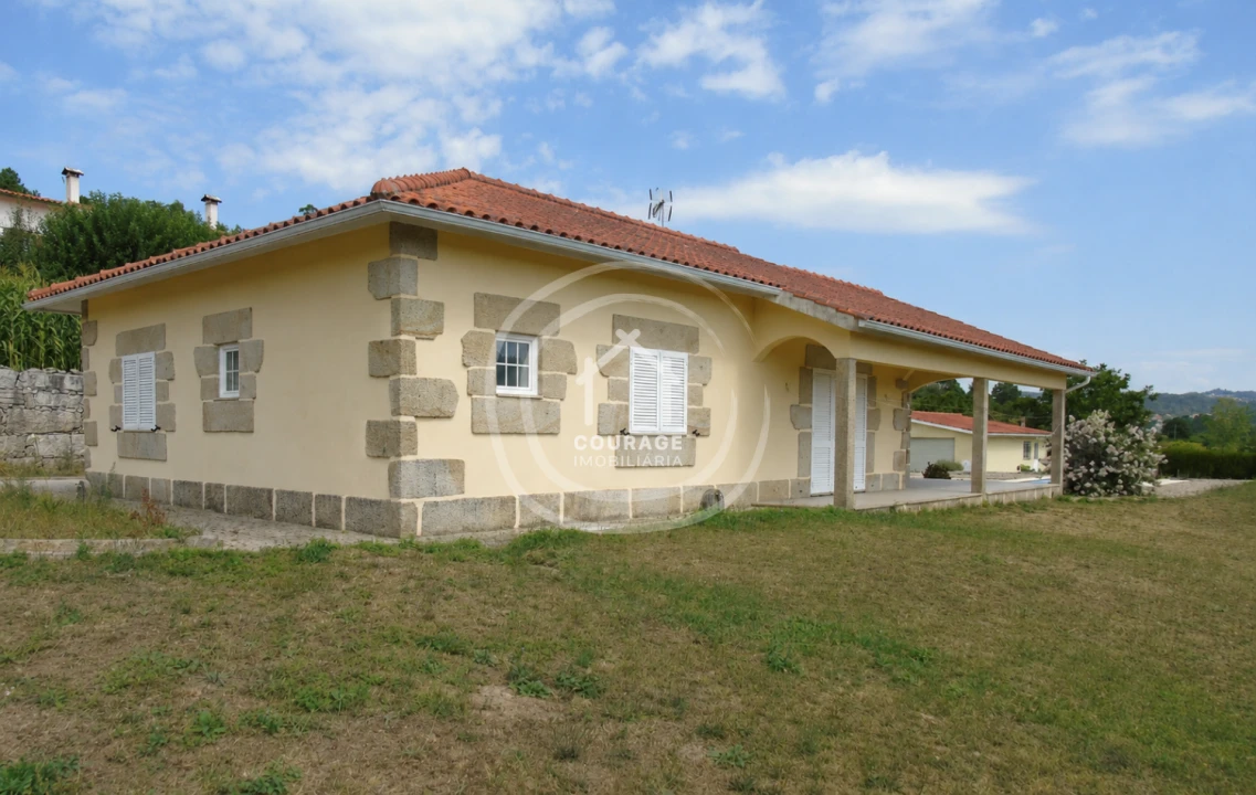 Moradia T3 para Venda em Formariz e Ferreira Foto 1