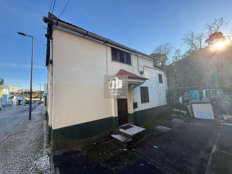 Moradia T2 para Venda em Campolide Foto 1