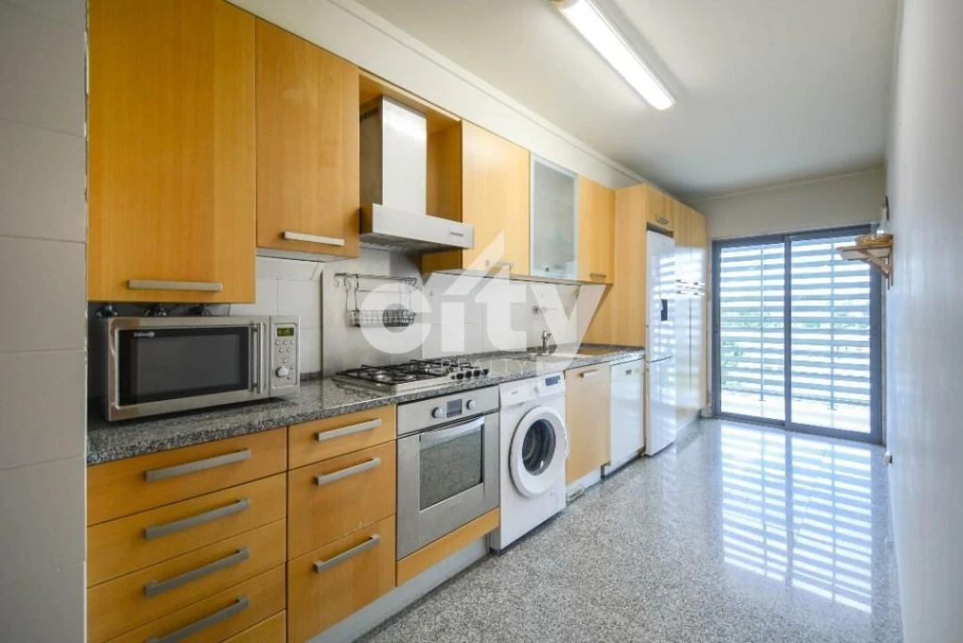 Apartamento T2 para Arrendamento em Alvalade Foto 1