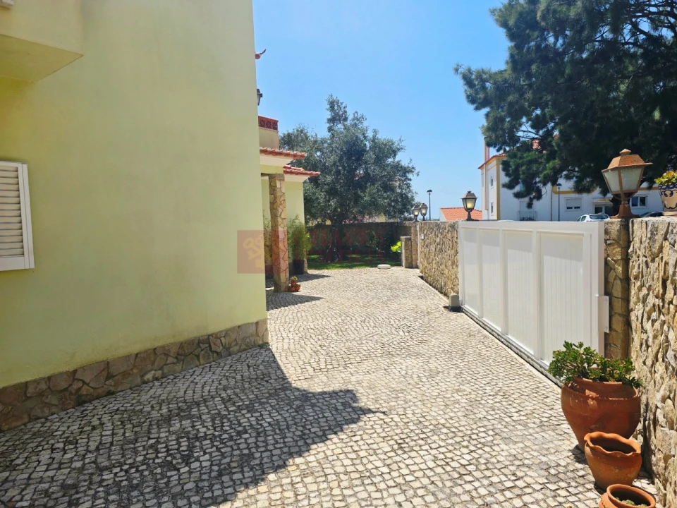 Moradia T4 para Venda em Carvoeira Foto 27