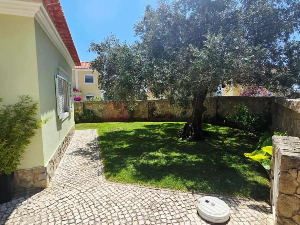 Moradia T4 para Venda em Carvoeira Foto 38