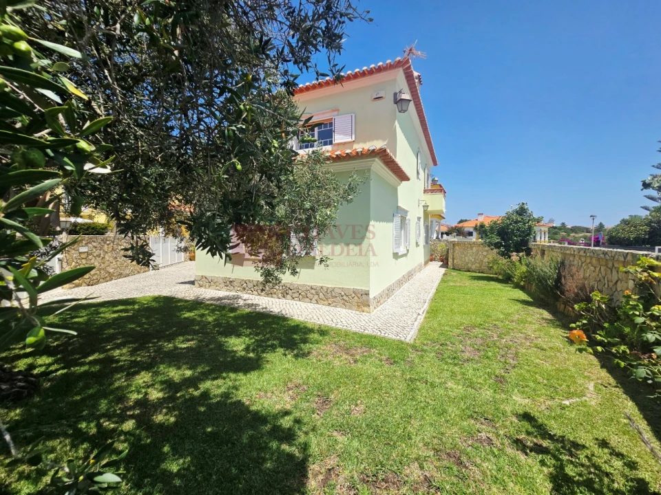 Moradia T4 para Venda em Carvoeira Foto 37