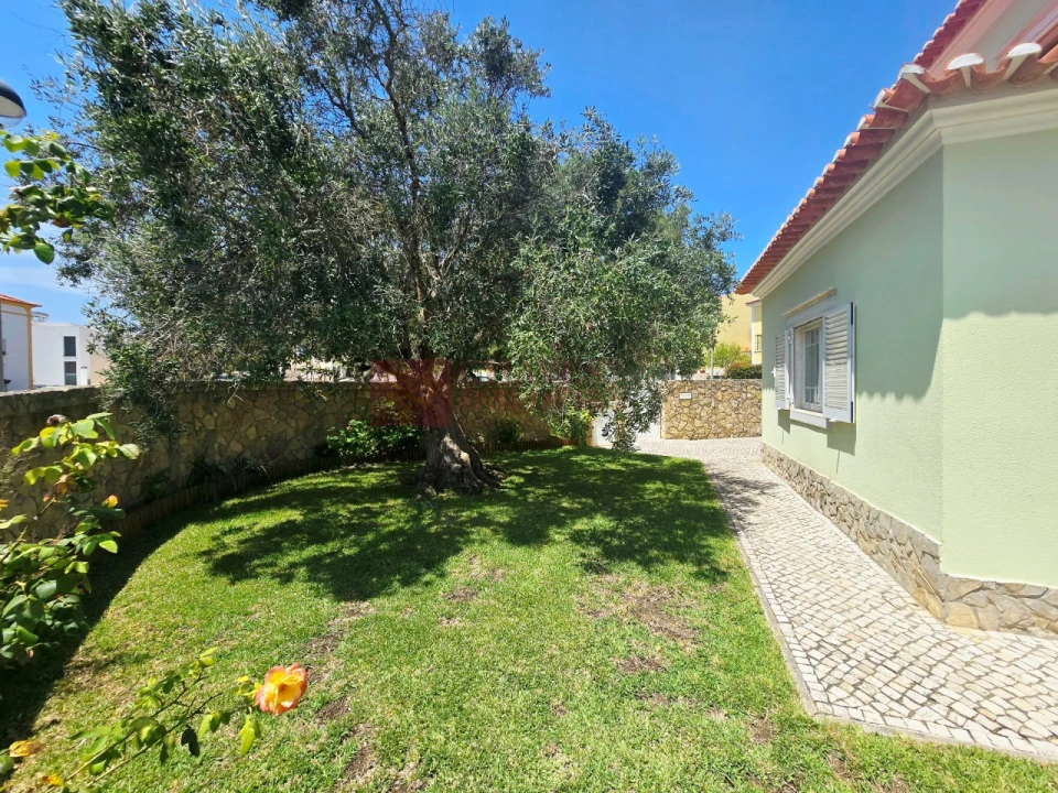 Moradia T4 para Venda em Carvoeira Foto 36