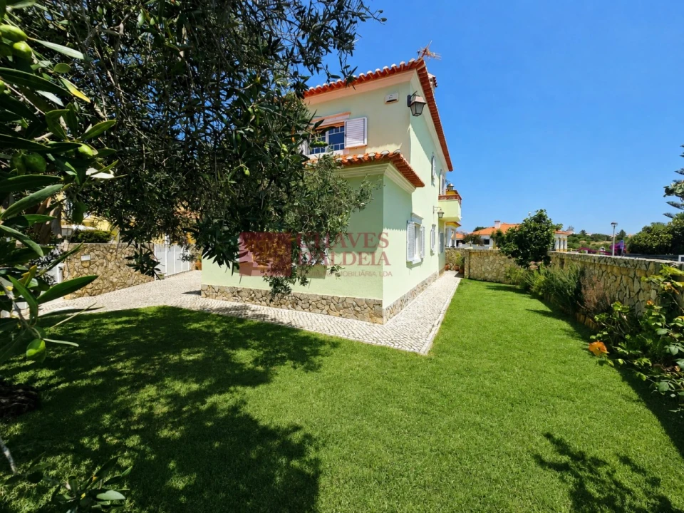 Moradia T4 para Venda em Carvoeira Foto 1