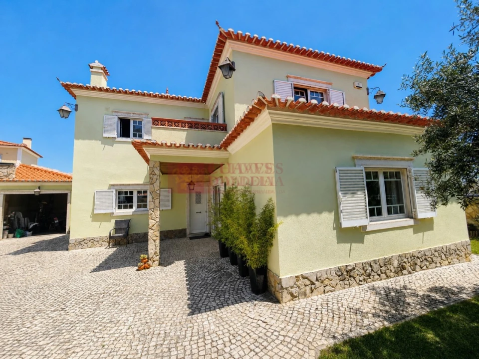 Moradia T4 para Venda em Carvoeira Foto 34