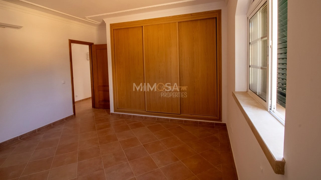 Moradia T5 para Arrendamento em Luz Foto 12
