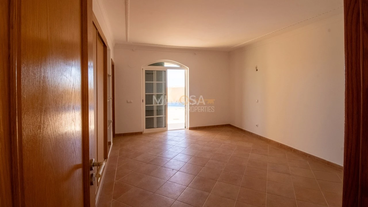 Moradia T5 para Arrendamento em Luz Foto 13