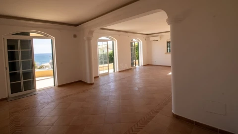 Moradia T5 para Arrendamento em Luz