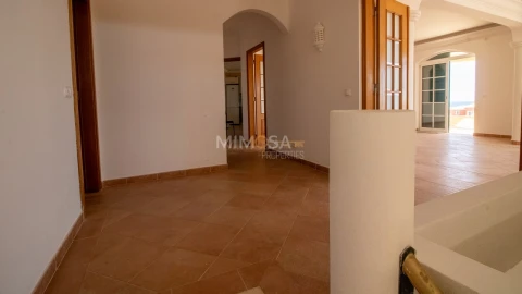 Moradia T5 para Arrendamento em Luz