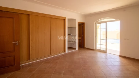 Moradia T5 para Arrendamento em Luz