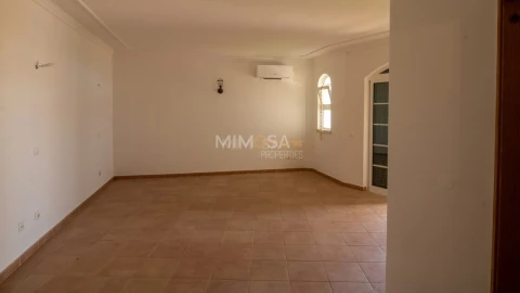 Moradia T5 para Arrendamento em Luz