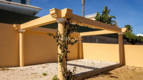 Moradia T5 para Arrendamento em Luz