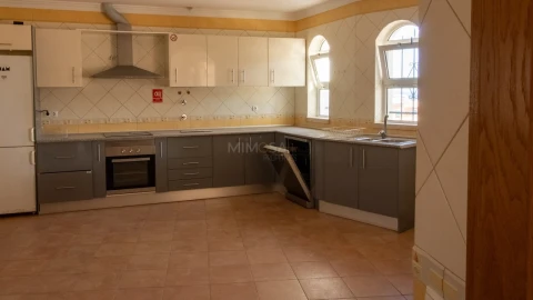 Moradia T5 para Arrendamento em Luz