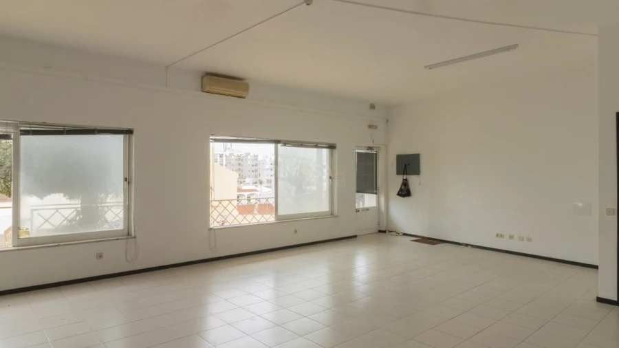 Loja para Venda em Lagos (São Sebastião e Santa Maria)