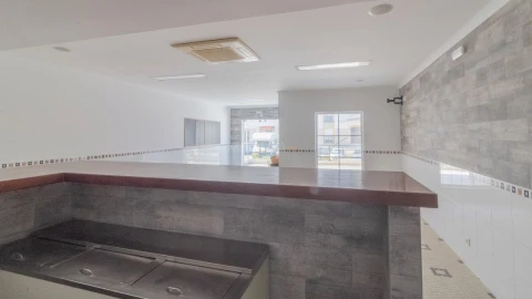 Loja para Venda em Lagos (São Sebastião e Santa Maria)