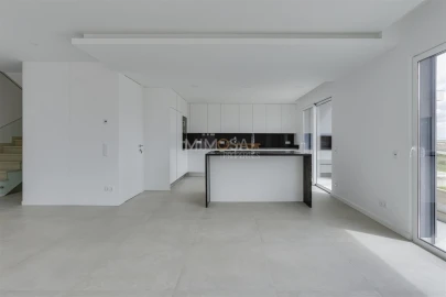 Moradia T4 para Venda em Mexilhoeira Grande