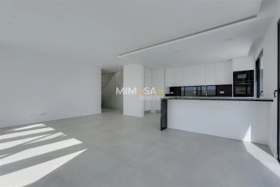 Moradia T4 para Venda em Mexilhoeira Grande