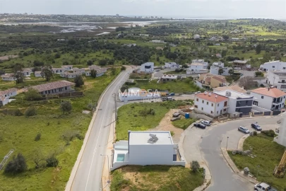 Moradia T4 para Venda em Mexilhoeira Grande