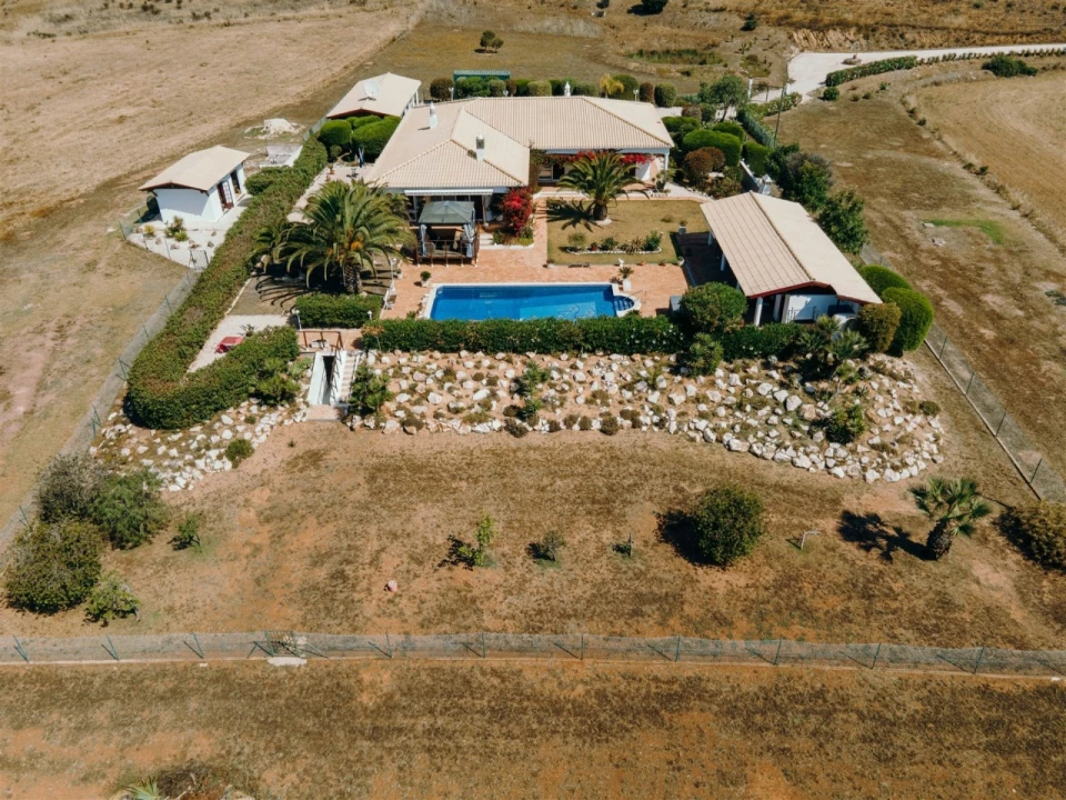 Moradia T4 para Venda em Bensafrim e Barão de São João Foto 1