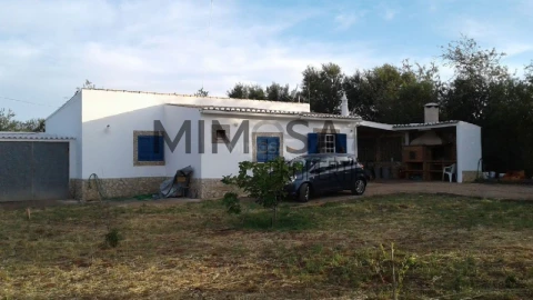 Moradia T2 para Venda em Bensafrim e Barão de São João