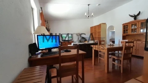 Moradia T2 para Venda em Bensafrim e Barão de São João