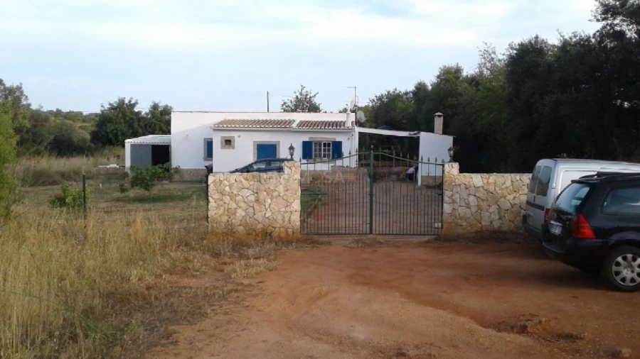 Moradia T2 para Venda em Bensafrim e Barão de São João