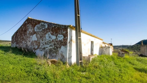 Moradia T1 para Venda em Bensafrim e Barão de São João