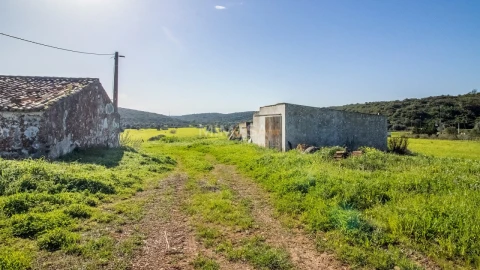 Moradia T1 para Venda em Bensafrim e Barão de São João