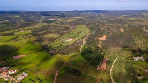 Moradia T1 para Venda em Bensafrim e Barão de São João