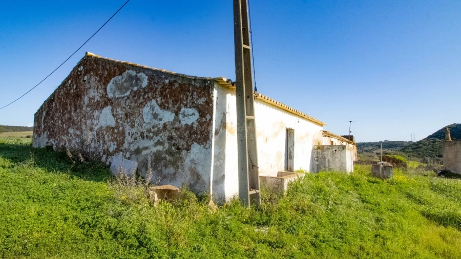 Moradia T1 para Venda em Bensafrim e Barão de São João