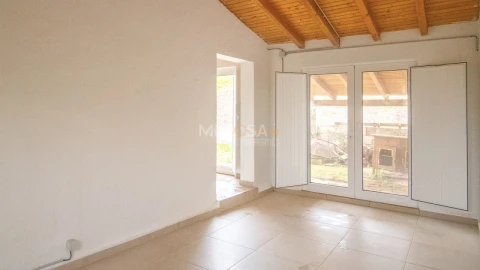 Moradia T1 para Venda em Bensafrim e Barão de São João