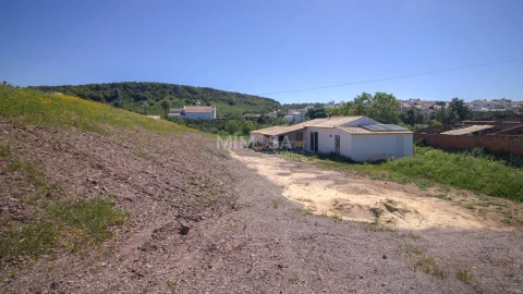Moradia T1 para Venda em Bensafrim e Barão de São João