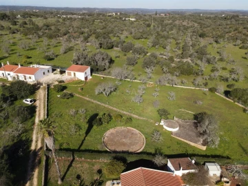 Quinta T4 para Venda em Bensafrim e Barão de São João