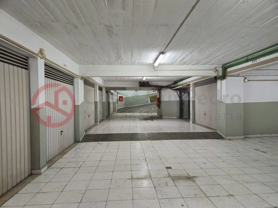 Garagem para Arrendamento em Almada, Cova da Piedade, Pragal e Cacilhas Foto 1