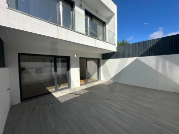 Moradia T3 para Venda em Charneca de Caparica e Sobreda