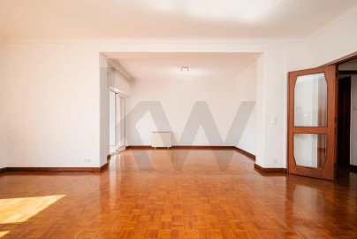 Apartamento T3 para Arrendamento em Algés, Linda-A-Velha e Cruz Quebrada-Dafundo